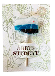 Lolli Letter A5 kort Årets Student slikkepind med blåt bånd HHX