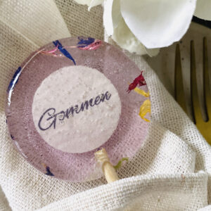 Nr. 33: Slikkepindedesign transparent lilla med spiselige blomster